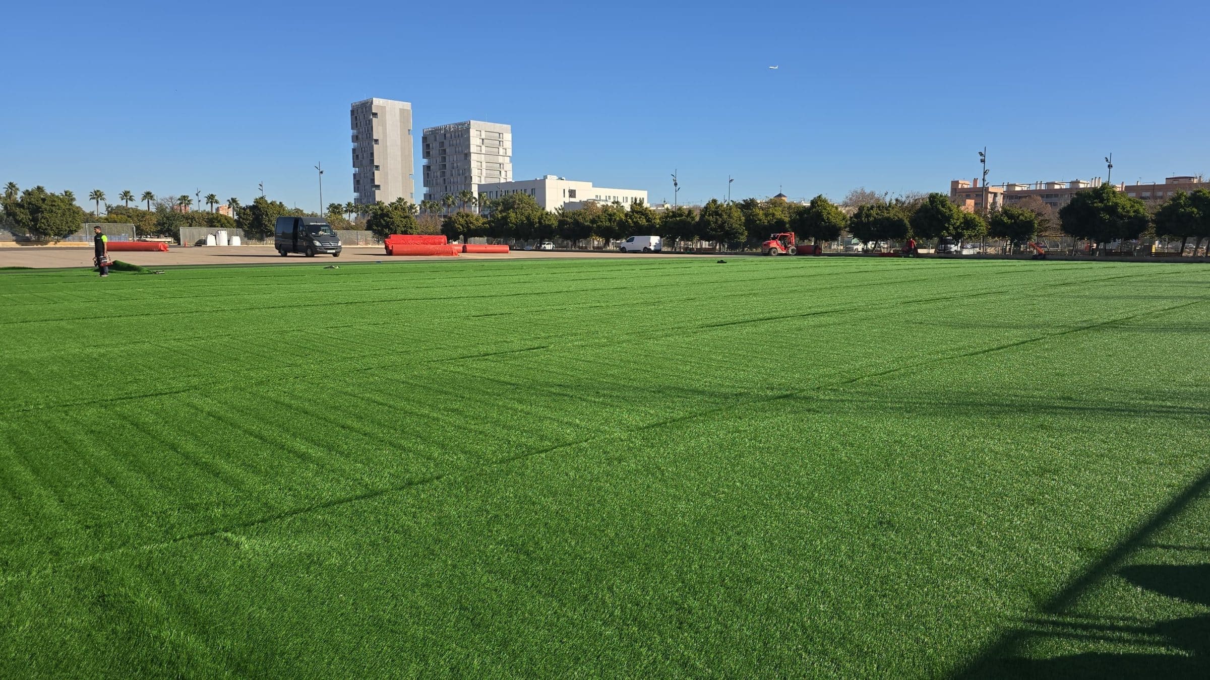 El Villarreal CF y la Fundación Trinidad Alfonso aceleran la reconstrucción de campos de fútbol afectados por la DANA