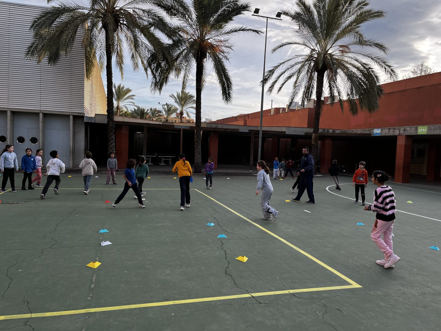 Alumnos aprenden sobre hockey en una sesión de +Esport a l'Escola