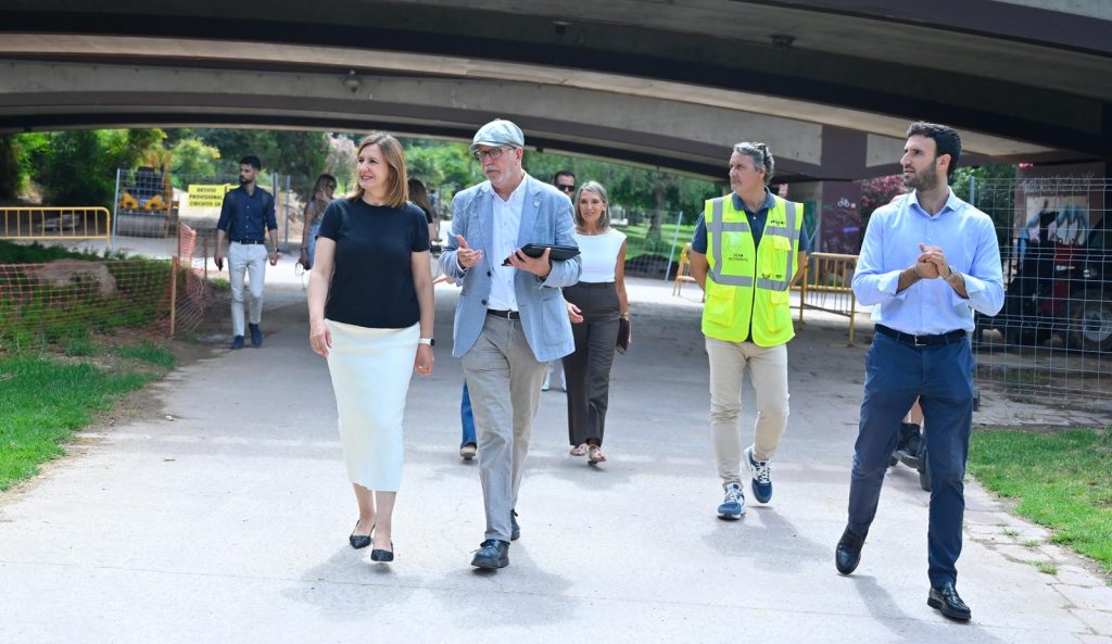 La alcaldesa de València, María José Catalá, y el director de la Fundación Trinidad Alfonso, Juan Miguel Gómez