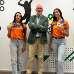 El Director de la Fundación Trinidad Alfonso, Juan Miguel Gómez, junto a las gimnastas Lucía Muñoz y Marina Cortelles
