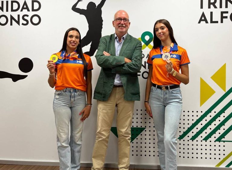 El Director de la Fundación Trinidad Alfonso, Juan Miguel Gómez, junto a las gimnastas Lucía Muñoz y Marina Cortelles
